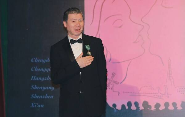 冯小刚获法国骑士勋章 欲拍《我不是潘金莲》