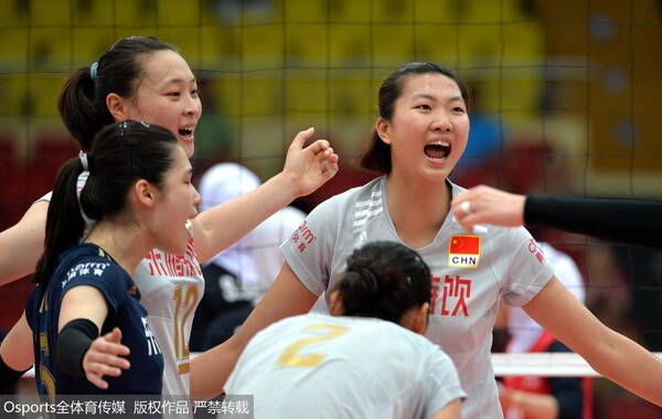 北京时间5月22日晚，2015年亚洲女排锦标赛小组赛第三轮争夺在天津结束。A组的中国女排3-0轻取伊朗以全胜战绩锁定小组头名晋级八强，三局比分为25-15、25-9和25-12。