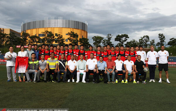 2015年6月12日，国足训练备战世预赛，即将出征国足拍摄合影