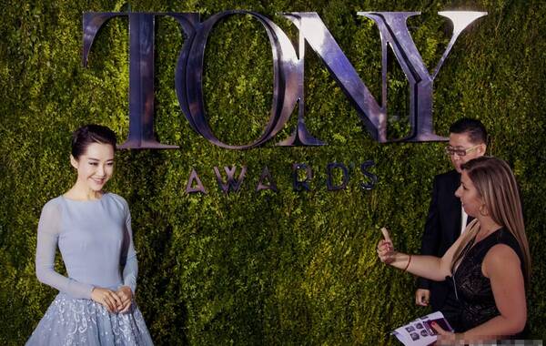 2015年6月8日讯，纽约，当地时间6月7日，2015托尼奖颁奖礼举行。女星许晴身穿淡蓝色纱裙亮相红毯，成为首位踏上托尼奖红毯的中国女星。