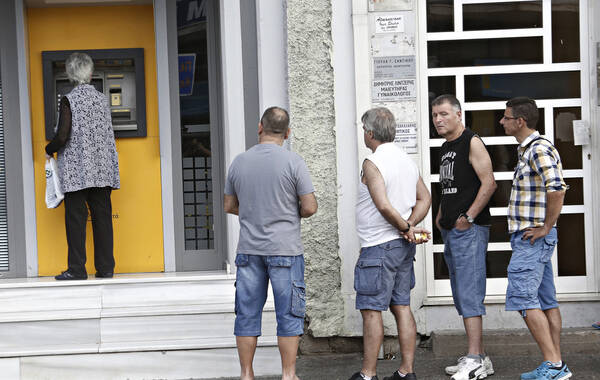 当地时间2015年6月27日，希腊总理齐普拉斯决定下周日举行全民公投，希腊人已经在为未来将要出现的资本管制做准备。有希腊银行宣布本周末限制用户的银行操作功能，希腊媒体发布消息称国内的ATM取款机前排起了长队