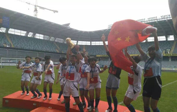 北京时间7月17日21时20分，在2015年“哥德堡杯”世界青少年足球锦标赛U12女子组的决赛中，琼中女足在上半场一球落后的情况下艰难扳成1-1，并在点球大战中4-3战胜瑞典阿卡德米女足(AIK FF F03 Akademi)，获得冠军。