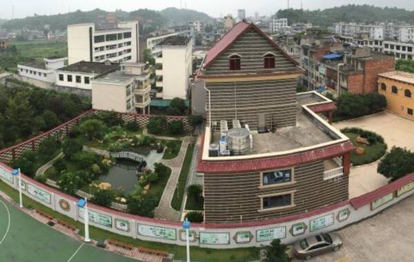 红极一时的“大师”王林因涉及关门弟子邹勇被杀一案而被江西萍乡警方批捕。7月15日凌晨5时，警方将涉嫌非法拘禁罪的王林刑事拘留，并羁押在萍乡市看守所。记者来到萍乡市芦溪县的王林“王府”进行探访。“王府”坐落在芦溪县政府、芦溪县地税局旁边，占地面积与县政府不遑多让。记者多次叩门，只听到院内犬吠，并没有人应门。邻居表示，这两年来王林很少出现在“王府”，“王府”主要由王林的一个60多岁的侄子看护。