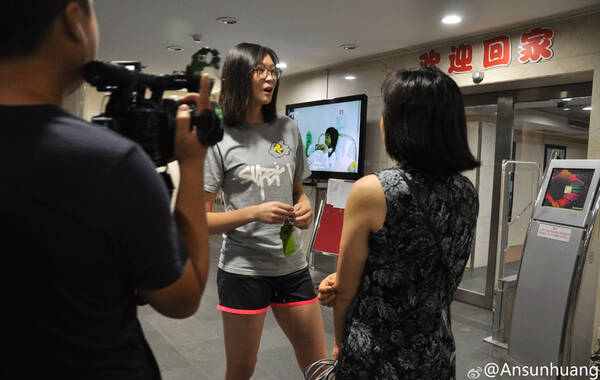 2015年8月18日，中国女排离开宿舍启程飞往日本开启世界杯之旅。队长惠若琪因心脏问题无缘世界杯，但她仍早早起床送别队友，为队友送上祝福。