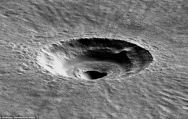 火星上一个奇形怪状的撞击坑一直困扰着科学家，现在它的成因终于被揭开。天文学家称，呈阶梯状而非碗状的撞击坑是由水冰层造成的。