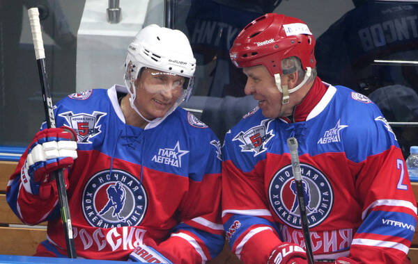 当地时间2015年10月7日，俄罗斯索契，总统普京参加夜冰球联盟的比赛，打冰球庆祝自己63岁的生日。