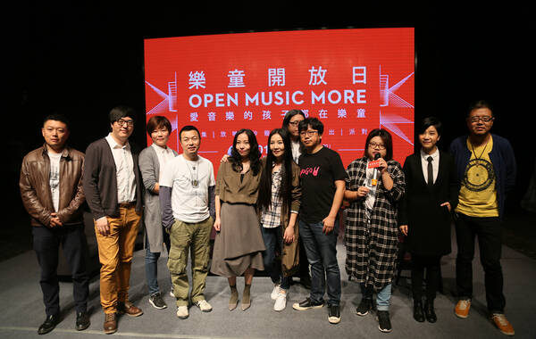     凤凰音乐讯 主题为“open music more”的首届乐童音乐开放日于10月16日-17日在77文创园启动。在16日下午举行的媒体发布会上，乐童音乐正式启动了“中国独立音乐地图计划”、“乐童中国校园种籽计划”和“1001个音乐的奇思妙想计划”等未来规划，并联合多方合作方共同打造新的音乐跨界产品。音乐人丁薇、曹方和李霄云也来到了发布会现场。曹方与著名乐评人科尔沁夫、NOVA娱乐主理人相征一起探讨了独立音乐与校园千丝万缕的联系和未来的发展可能，并正式发布曹方的巡演和校园计划启动。在“创想”环节，丁薇和李霄云两位优秀唱作人与著名乐评人崔恕一起探讨了音乐的更多创想可能。