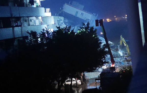 12月21日早晨六点钟左右,从外地赶来的数百官兵集结。凤凰网记者早上六点钟左右在附近听到有声音向士兵喊话:“一定要走房梁,不要走有土的地方,有土的话一定要用铲子探一探再走,不然会陷进去!”早8时许,深圳公益救援志愿联合会又一次集结出发去搜救现场,他们昨天下午到今天早上已经上去作业三次,每次十人左右,作业四小时。会带少量食物,水,矿灯,铲子等工具。图为早6时许的救援现场。摄影/郭睿 深圳山体滑坡已致85人失联 33栋楼房被埋