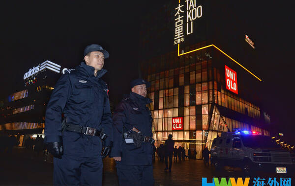 2015年12月31日，中国北京，北京三里屯民警跨年夜巡逻执勤。