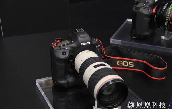 能今天在北京举办新品发布会，推出EOS系列三款新品，分别是旗舰单反相机1DX的升级版1DX MarkII、APS-C画幅中端产品80D和与之搭配的新“套头”EF 18-135 IS USM。另外，G7X Mark II和SX720HS两款消费级新品、HF G40和LEGRIA mini X两款DV新品及SELPHY CP1200照片打印机等也在本次发布会上亮相。 