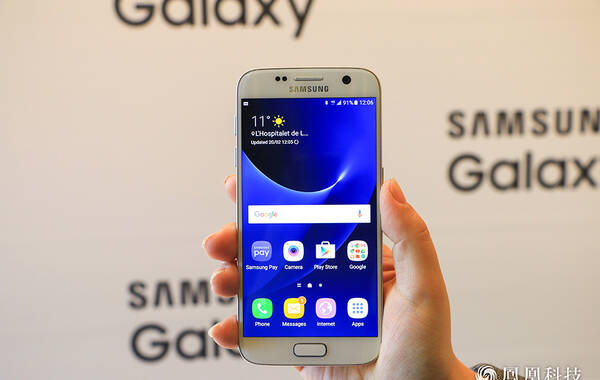 三星Galaxy S7延续了上一代的圆润外形设计，有白、金等多色可选。其屏幕尺寸为5.1英寸，有着很好的握持感，单手操作便捷。