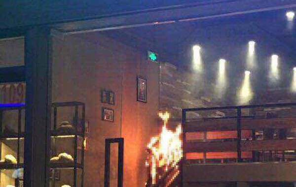 据网友爆料，3月1日晚间，女子偶像团体SNH48的成员唐安琪在上海宝山万达一家咖啡馆内，疑似因使用打火机而引火烧身。3月2日，澎湃新闻在长海医院确认，唐安琪正在该院急诊重症监护室抢救。其体表烧伤面积达80%左右，目前未脱离生命危险。图为事发现场。