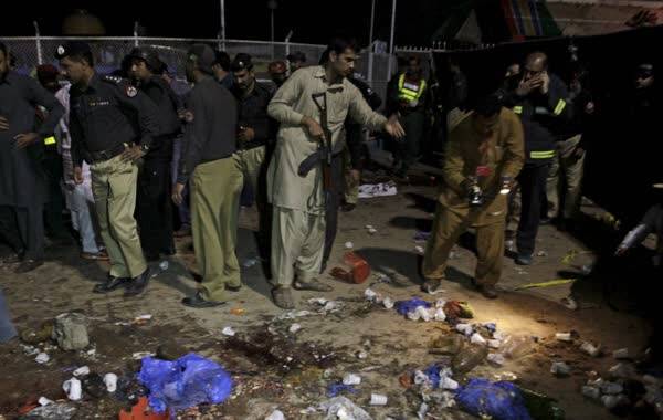 巴基斯坦东部城市拉合尔的一处公园在3月27日发生爆炸，至少造成63人死亡，306人受伤。爆炸发生在当地时间傍晚，公园里当时有很多人。当地警察说，这是一起自杀式炸弹攻击。巴基斯坦塔利班已经出面表示为这次攻击承担责任。有人猜测，这次攻击的目标是在复活节周末外出的基督教家庭。图为爆炸现场。