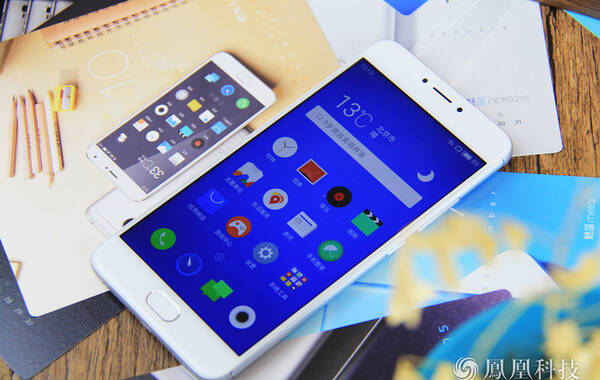 魅族魅蓝note3正面配备5.5英寸1080P显示屏，内置1.8GHz主频联发科Helio P10八核处理器，搭载2/3GB运行内存，后置1300万像素镜头，前置镜头为500万像素，支持全网通，双卡，后置4100毫安时电池，售价为799元起。（凤凰科技/刘正伟）