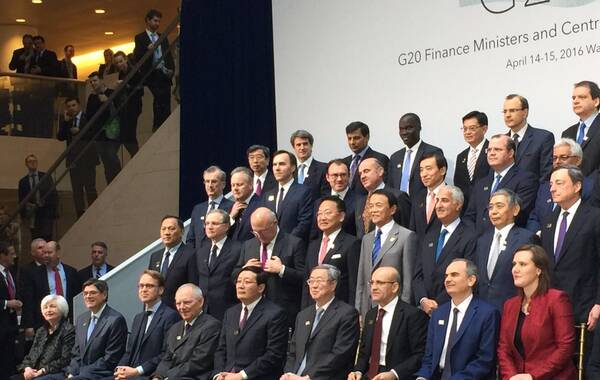G20全球财长及央行行长大合影（图片由凤凰财经记者易典发自现场凤凰财经记者在现场发现了更多好玩的花絮，请继续观赏......）