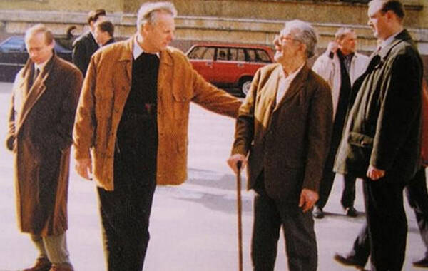 1988年5月，美国总统里根访问苏联，在莫斯科红场被拍下一张照片。在照片中有里根一行与一大一少两名男游客，里根正与少年游客握手。拍照的美国总统专职摄影师皮特声称，脖子上挂着相机，站在少年背后的男子正是当时苏联国家安全委员会（克格勃）的要员、俄罗斯现任总统普京。