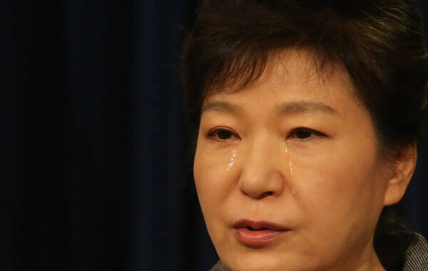 当地时间5月19日，首尔，韩国总统朴槿惠发表对国民的电视讲话，再一次就韩国“岁月”号沉船事故进行道歉，讲话中朴槿惠泪流满面。她表示自己作为总统应承担此次事故的最终责任，并向全体国民道歉，将解散海洋警察厅。
