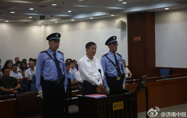 济南中院院于2013年8月22日8时30分在第五法庭公开开庭审理被告人薄熙来受贿、贪污、滥用职权一案。庭审现场。