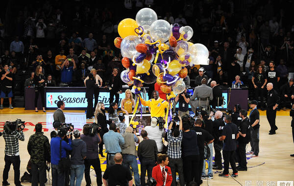 当地时间2014年12月19日，美国洛杉矶，14/15赛季NBA常规赛，雷霆vs湖人。由于科比得分超越乔丹是在客场，今天回来主场的湖人为科比举办了一个小小的庆祝活动。科比双手持紫金气球接受全场欢呼，小飞侠的爱妻及女儿也来到赛场送祝福。