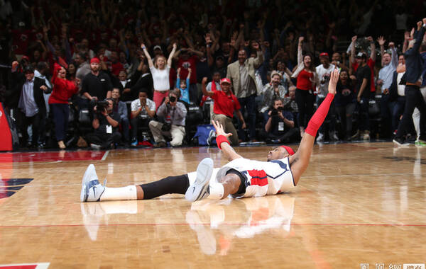 皮尔斯面对三人围堵仍打板绝杀 真理三分创里