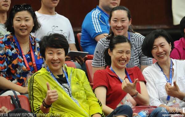 2015年5月26日，天津，2015年亚洲女排锦标赛1/4决赛，中国3-0哈萨克斯坦。周苏红、冯坤等老女排队员观战亚锦赛，现场为中国队助威。