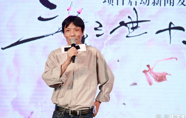 26日，电影《三生三世十里桃花》在北京举行首场新闻发布会，阿里影业总裁张强、监制张一白、导演赵小丁等主创人员出席。图为导演赵小丁。