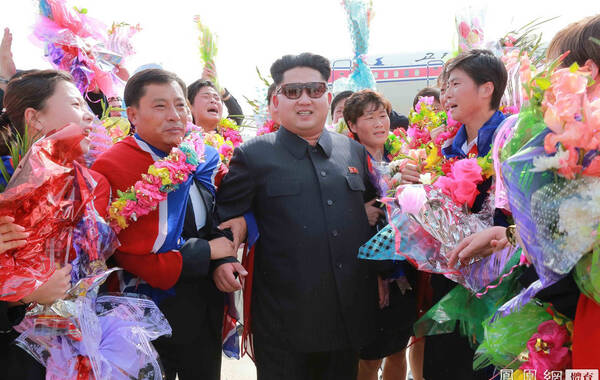2015年8月10日，据朝鲜中央电视台报道，朝鲜最高领导人金正恩亲自前往平壤顺安国际机场，迎接在东亚杯女足比赛中夺冠的朝鲜女足代表队凯旋。