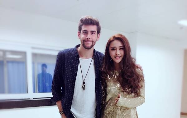 陈冰与阿尔瓦罗-索莱尔合作 大热单曲将迎全新演绎|陈冰_凤凰音乐