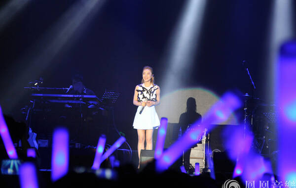 丁当广东校园热唱三天三夜《情人》向亲人