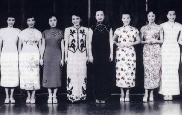 二十世纪四十年代末，许多上海电影工作者南下香港，成为风气。这一大批有着创作经验以及人生经历的电影工作者的到来，使香港国语片空前兴旺。1949年7月7日张善琨的香港“长城影业公司”成立，请来十大女明星联合剪彩，于是由唐贤宝拍摄下了这张难得的的照片。从右起：王丹凤、白光、李丽华、周璇、胡蝶、陈云裳、陈娟娟、孙景璐、罗兰到龚秋霞。（来源：凤凰网历史）