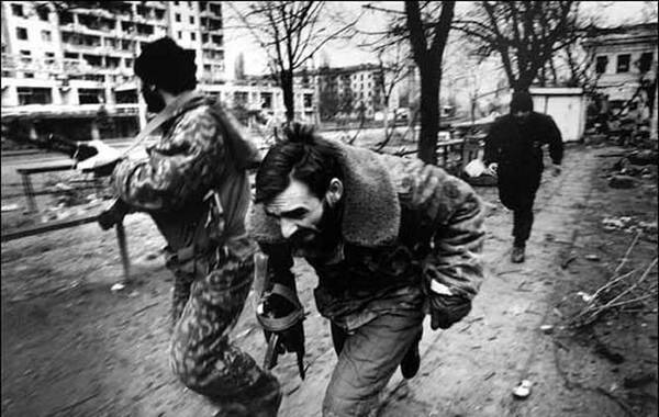 1995年1月，一个车臣士兵掩护他们的指挥官 
