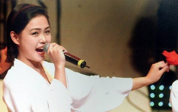 “文艺兵”并非中国特有，朝鲜、韩国、俄罗斯等国家也都有文艺兵制度，甚至美国军队也有一个专职的文艺团体——军乐队。图为还不是朝鲜第一夫人时的李雪主，当时她是朝鲜银河水乐团的一名歌手。 