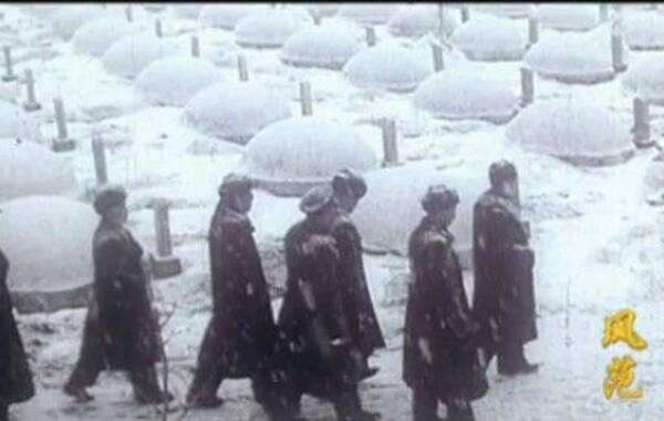 1958年2月17日即当年除夕，周恩来、陈毅、粟裕等中国领导人冒大雪赴朝鲜中国人民志愿军烈士陵园凭吊毛岸英墓。
