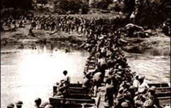 中国远征军渡河进入缅甸境内。