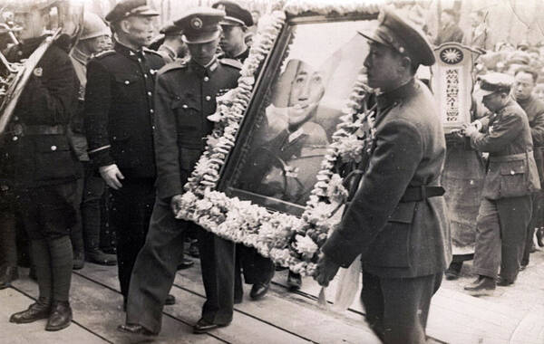1946年3月17日，国民党情报机构最高负责人戴笠因飞机失事遇难。图为戴笠将军葬礼。（图片来源：凤凰网历史）