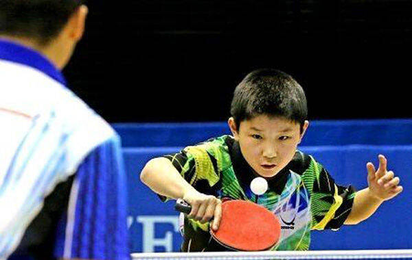 北京时间1月15日，据日本媒体报道一位来自仙台地区年仅10岁的小球员，在日本乒乓球锦标赛中击败高中生晋级。张智和作为日本乒乓球锦标赛历史上赢得比赛的年龄最小的球员，引起了日本国内的高度关注。而这位来自中国的球童已经在去年8月，由父亲递交加入日本国籍的申请。