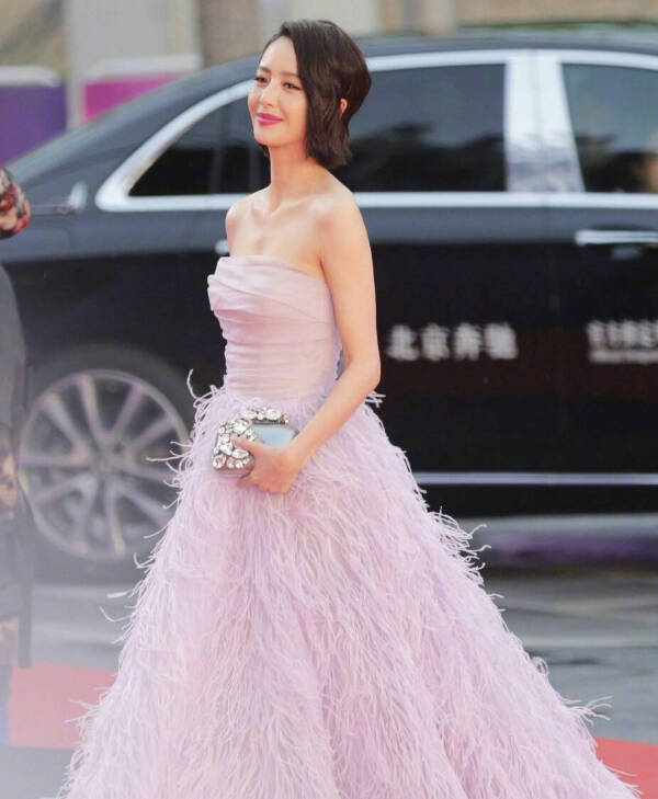 9位女明星绝美礼服造型,可盐可甜,谁是你心中的仙女下凡?