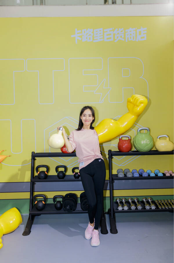 王智担任运动商店明星店长秀武术做健身忙不停