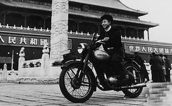  空姐 跪地 安慰 车祸 伤者获赞 -凤凰新闻