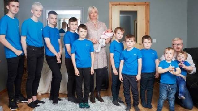 英国母亲连生10男娃后喜提千金