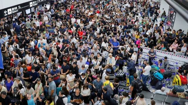 日本：上万旅客滞留机场 打地铺睡觉