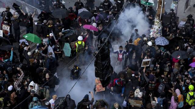 美抗议现场爆警民冲突 警方用闪光弹驱散人群