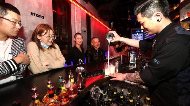 上海夜生活节拉开帷幕 :酒吧正加速“回血”
