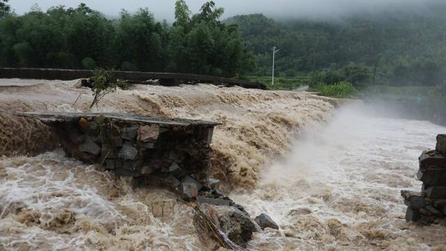 安徽宣城河水暴涨 民房进水农田被淹