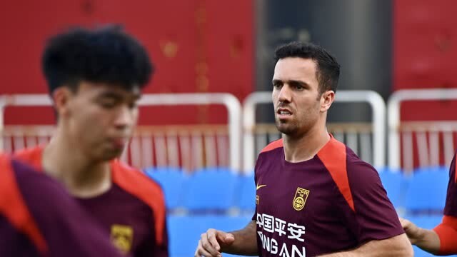 足球——东亚杯：中国队进行赛前训练