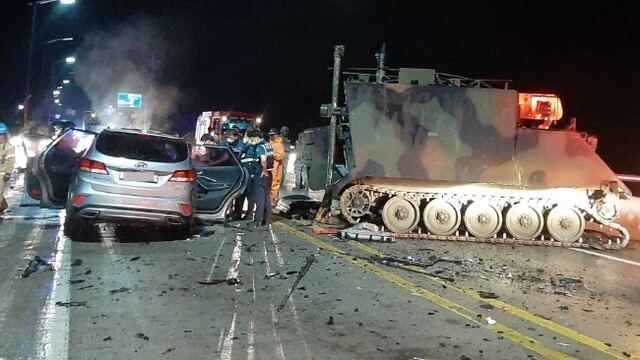 美军装甲车与韩国私家车相撞