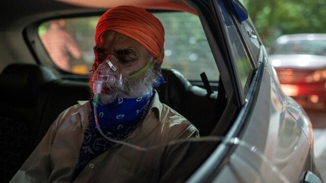 印度疫情迅速恶化 民众在车内免费接受吸氧治疗