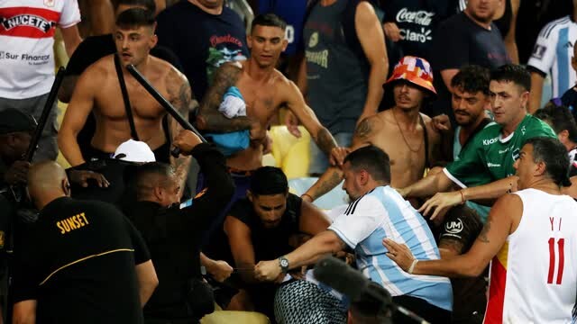 巴西阿根廷球迷爆发冲突，看台惊现易建联球衣
