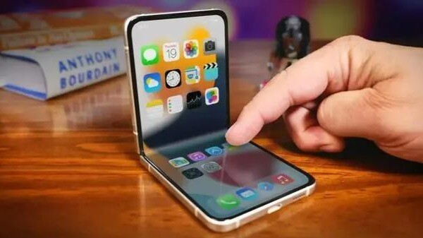 苹果折叠屏iPhone新专利获批，探索向内/向外双向折叠