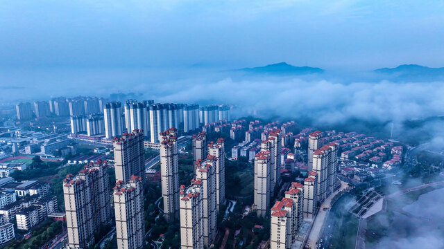 霧繞小城景如畫